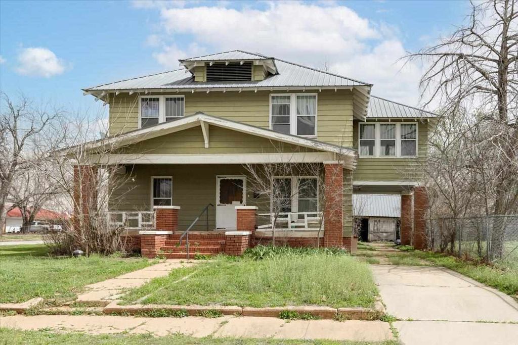 321 N 3rd St, Walters, OK 73572