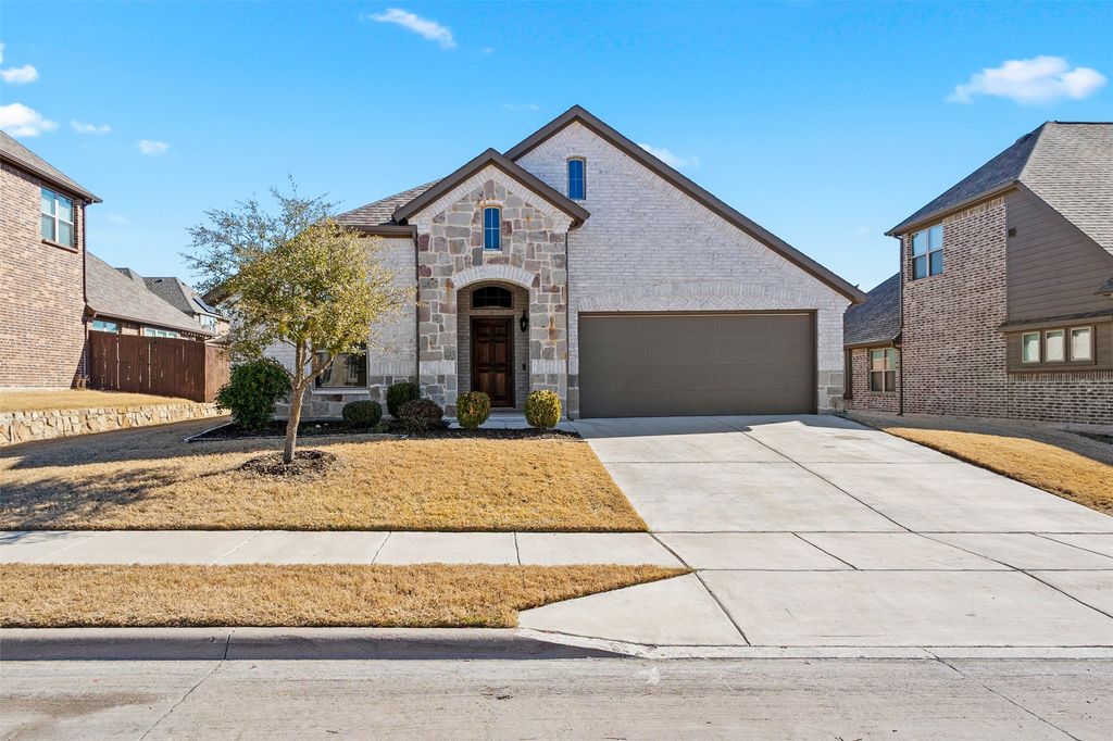 620 Bayonet Drive, Fort Worth, TX 76108