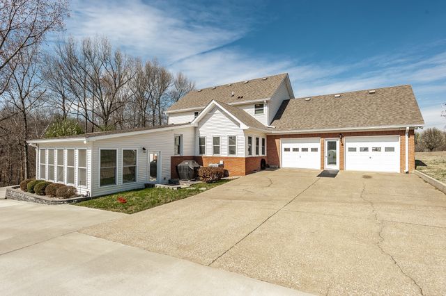 1626 New Highway 52 E, Westmoreland, TN 37186
