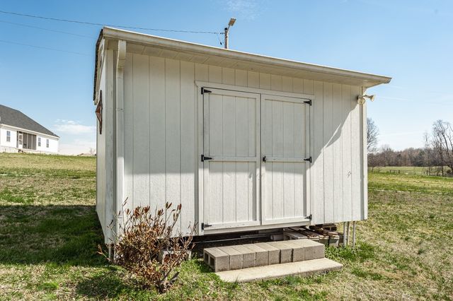 1626 New Highway 52 E, Westmoreland, TN 37186