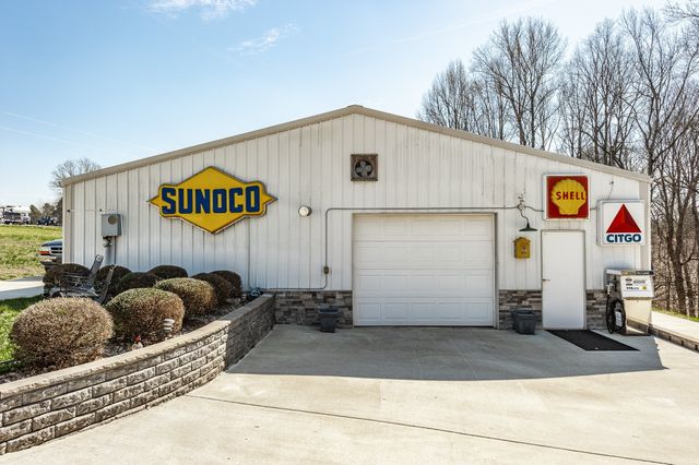 1626 New Highway 52 E, Westmoreland, TN 37186
