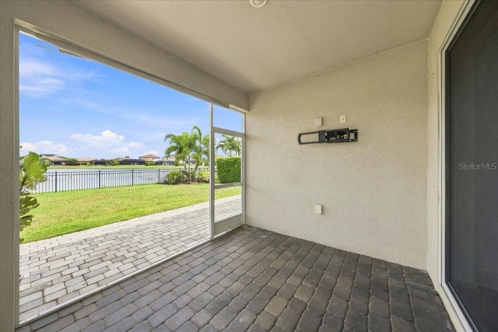 Image 5 of property listing at 13240 SAW PALM CRK, Bradenton, FL 34211