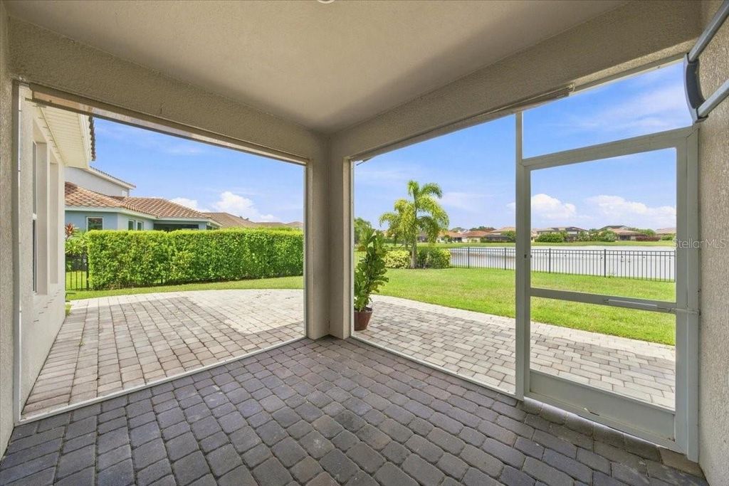Image 6 of property listing at 13240 SAW PALM CRK, Bradenton, FL 34211