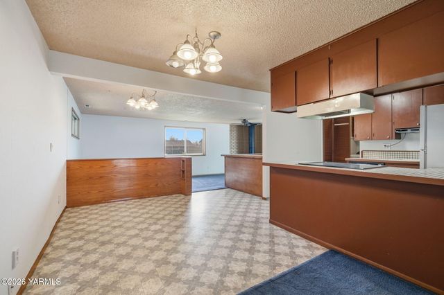 819 N 18th Ave, Yakima, WA 98902