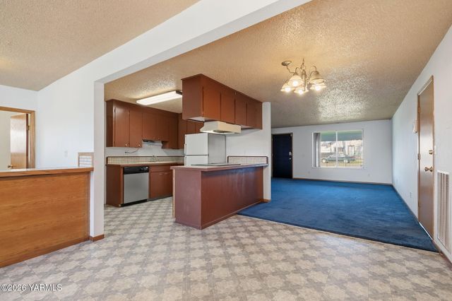 819 N 18th Ave, Yakima, WA 98902