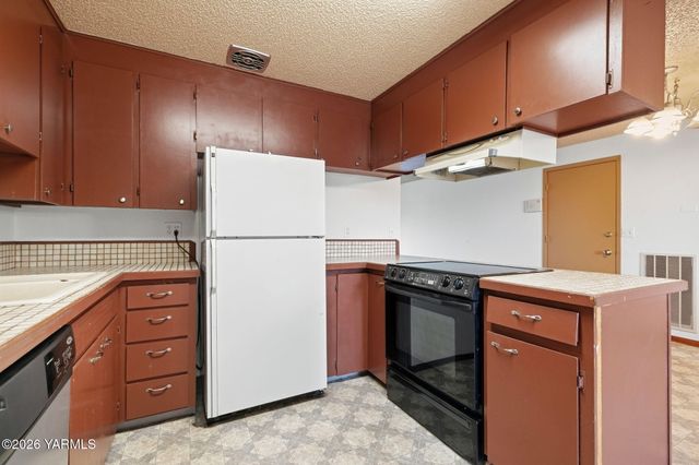 819 N 18th Ave, Yakima, WA 98902