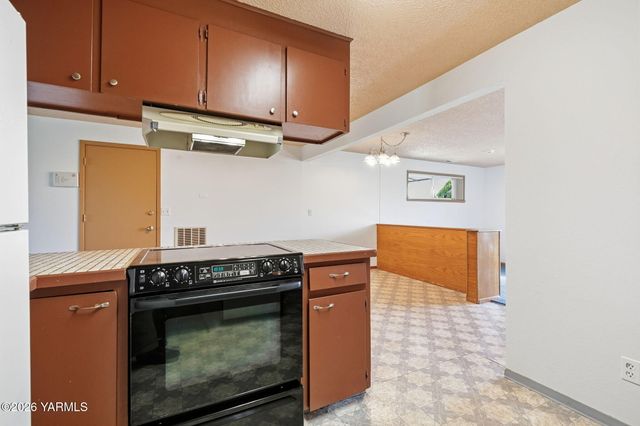 819 N 18th Ave, Yakima, WA 98902