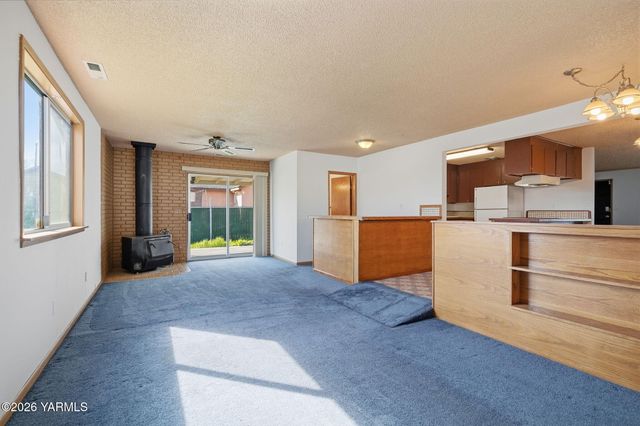 819 N 18th Ave, Yakima, WA 98902