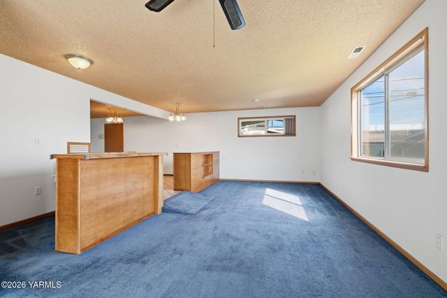 819 N 18th Ave, Yakima, WA 98902