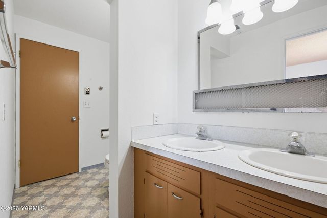 819 N 18th Ave, Yakima, WA 98902