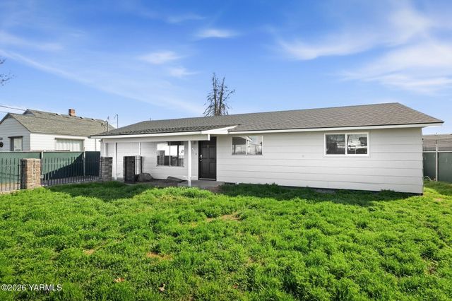 819 N 18th Ave, Yakima, WA 98902