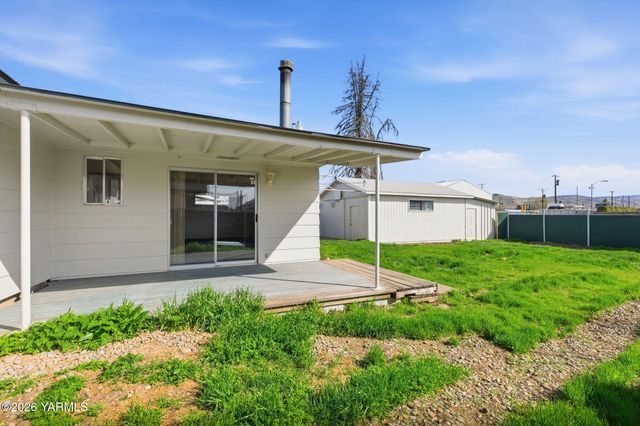 819 N 18th Ave, Yakima, WA 98902