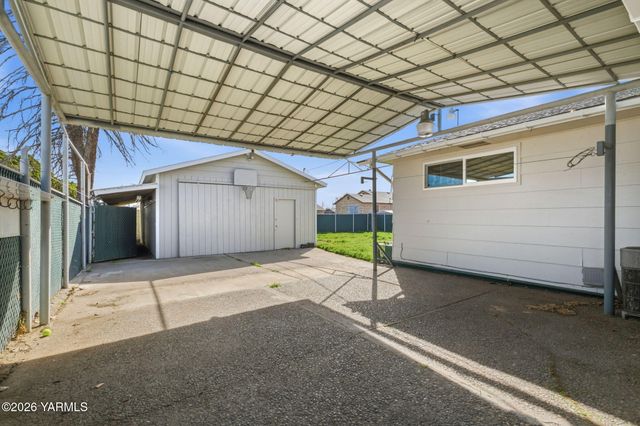 819 N 18th Ave, Yakima, WA 98902