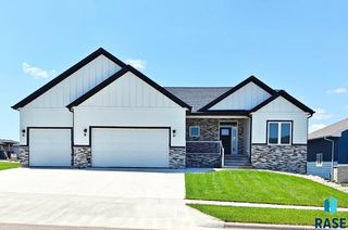 501 N Corsair Cir, Sioux Falls, SD 57110