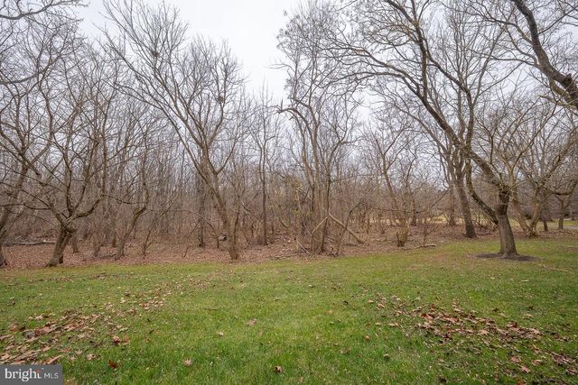 26 RAMPART DR, Chesterbrook, PA 19087