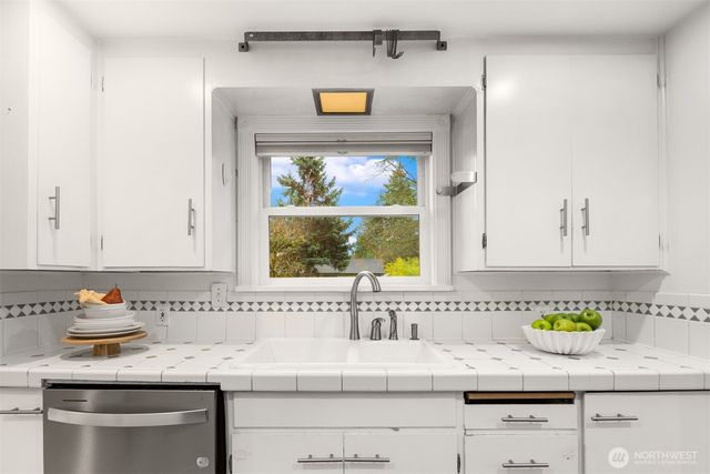 14021 27th Avenue NE, Seattle, WA 98125