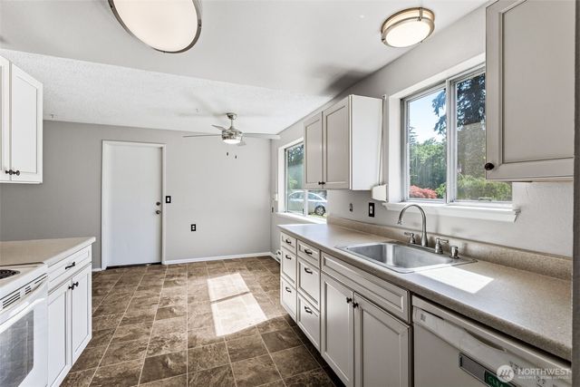 802 Oakcrest Drive SE, Lacey, WA 98503