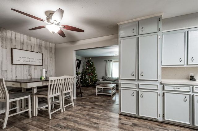 204 Carnation Street, Lake Jackson, TX 77566
