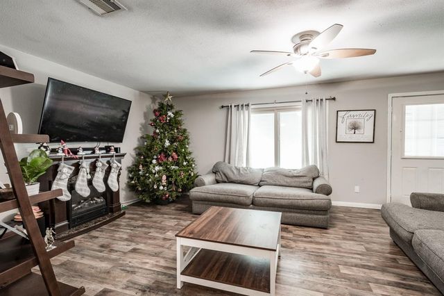 204 Carnation Street, Lake Jackson, TX 77566