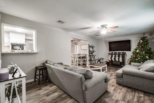 204 Carnation Street, Lake Jackson, TX 77566