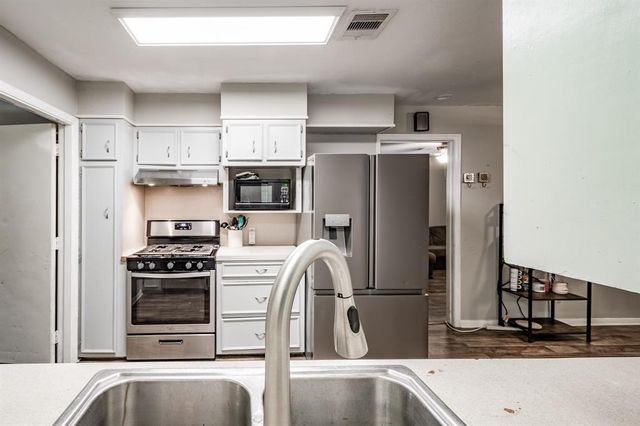 204 Carnation Street, Lake Jackson, TX 77566