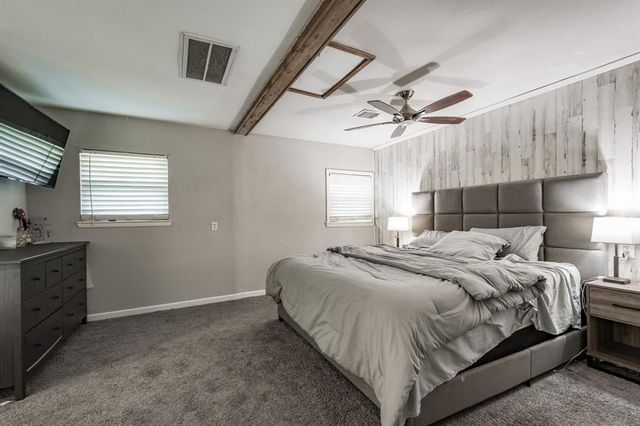 204 Carnation Street, Lake Jackson, TX 77566