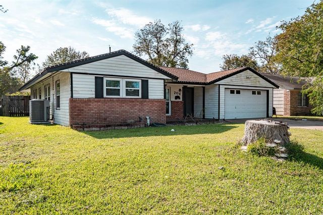 204 Carnation Street, Lake Jackson, TX 77566