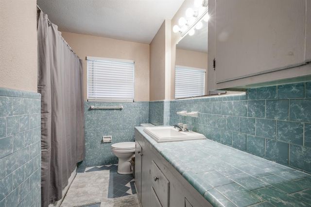 204 Carnation Street, Lake Jackson, TX 77566