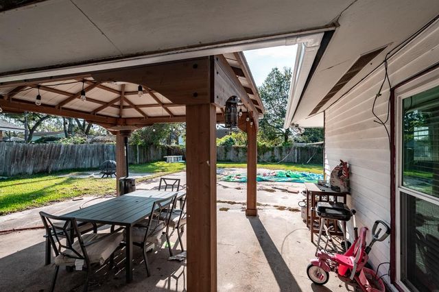 204 Carnation Street, Lake Jackson, TX 77566