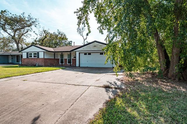 204 Carnation Street, Lake Jackson, TX 77566