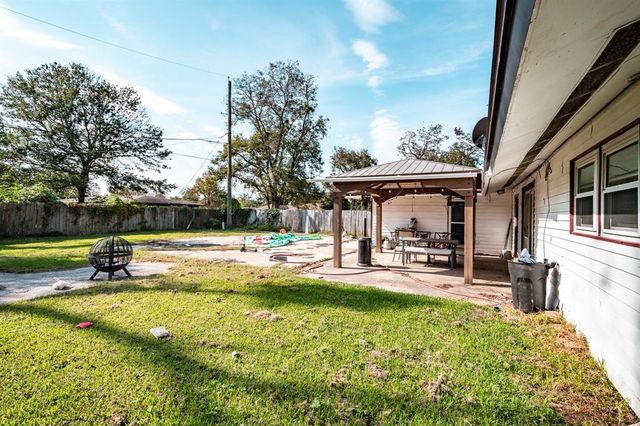 204 Carnation Street, Lake Jackson, TX 77566