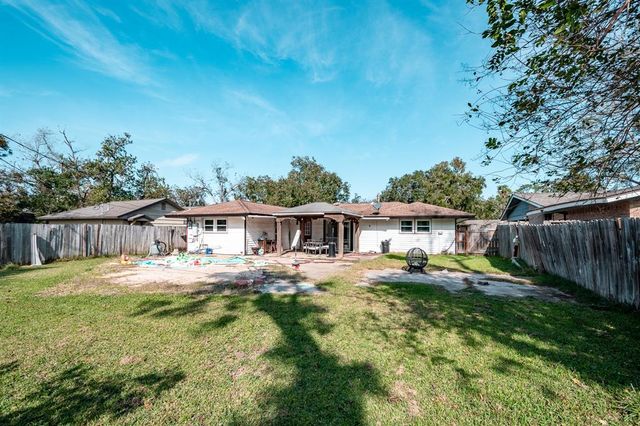 204 Carnation Street, Lake Jackson, TX 77566
