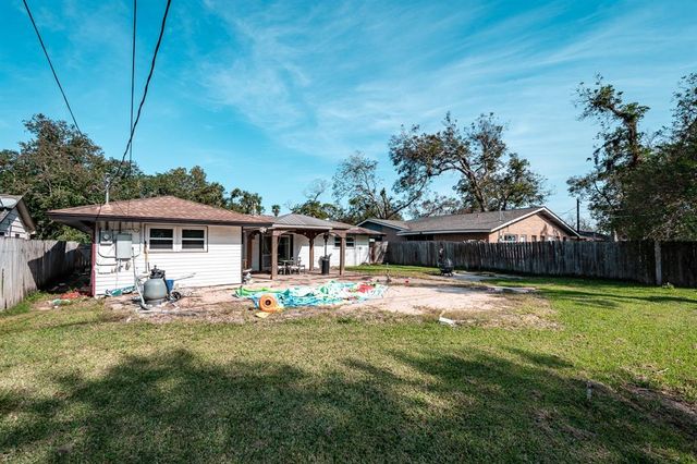 204 Carnation Street, Lake Jackson, TX 77566