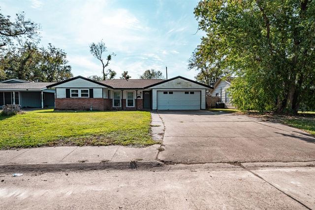 204 Carnation Street, Lake Jackson, TX 77566