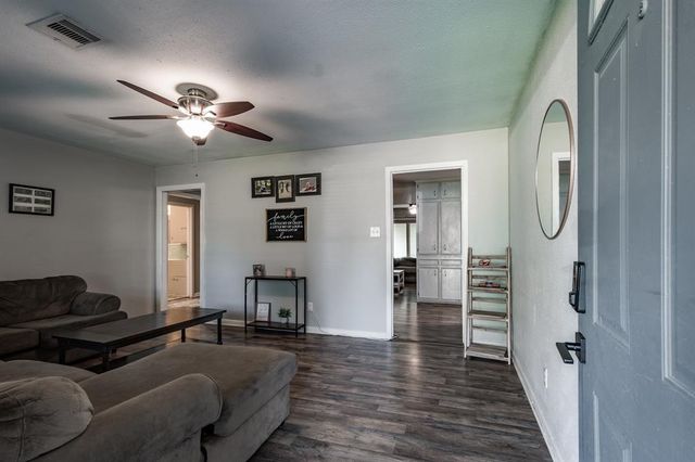 204 Carnation Street, Lake Jackson, TX 77566