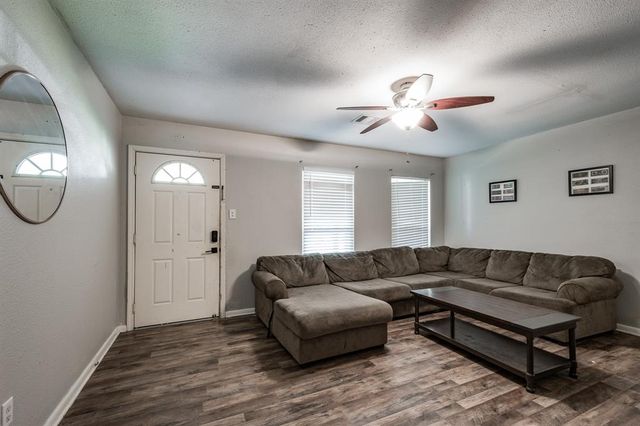 204 Carnation Street, Lake Jackson, TX 77566