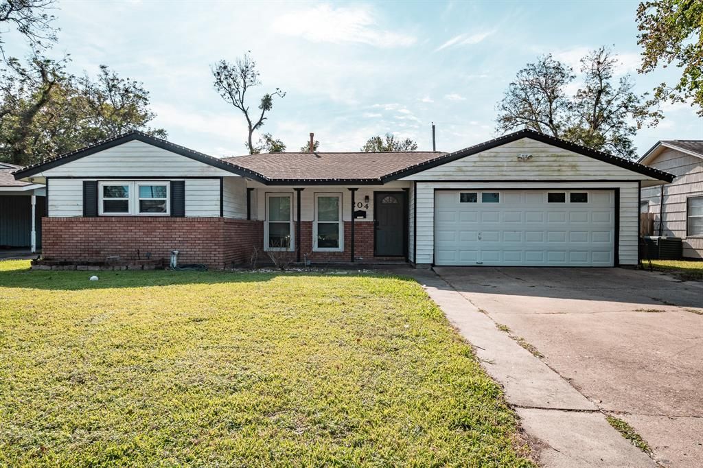 204 Carnation Street, Lake Jackson, TX 77566