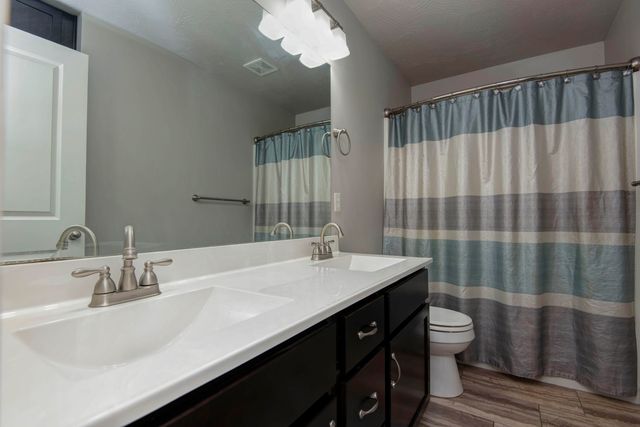 921 E Thorndale Drive, Nixa, MO 65714