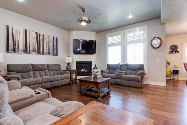 921 E Thorndale Drive, Nixa, MO 65714