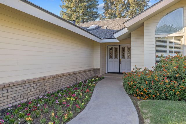 5614 W Prospect Drive, Visalia, CA 93291