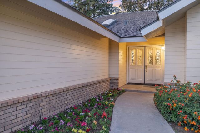 5614 W Prospect Drive, Visalia, CA 93291