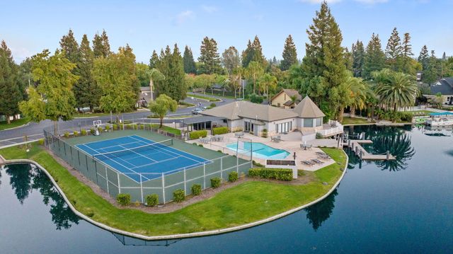 5614 W Prospect Drive, Visalia, CA 93291