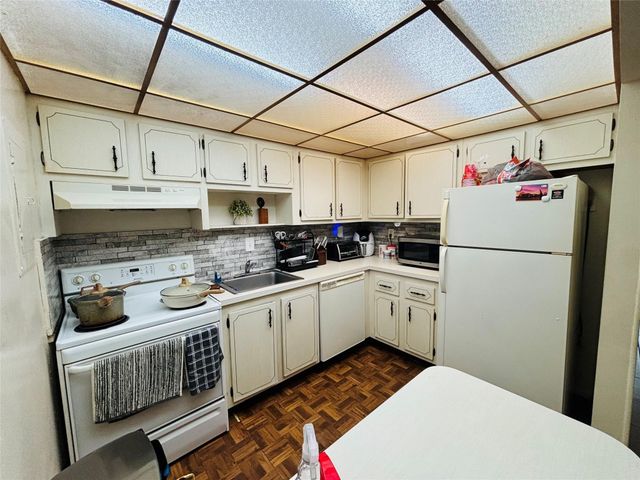 7300 NW 17th Street 202, Plantation, FL 33313