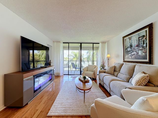 6219 Coral Lake Drive 207, Margate, FL 33063