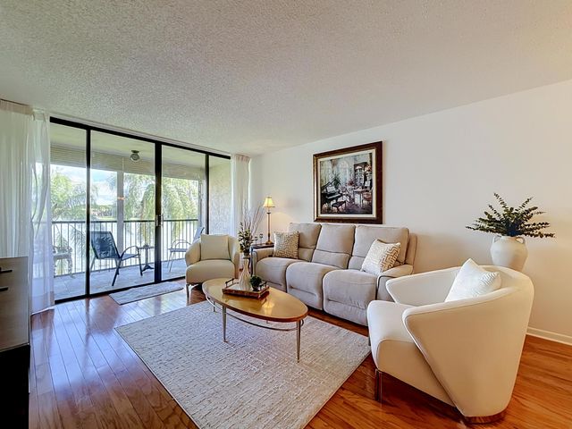 6219 Coral Lake Drive 207, Margate, FL 33063