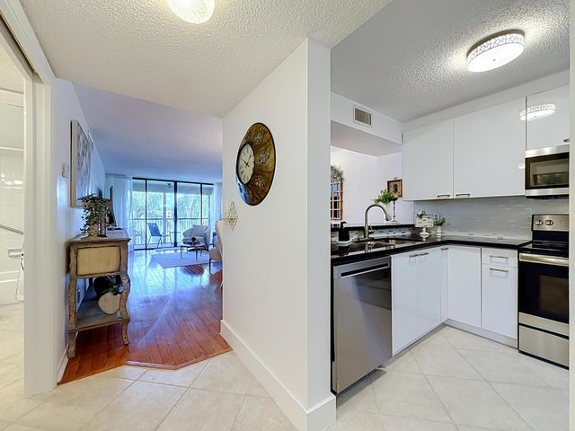 6219 Coral Lake Drive 207, Margate, FL 33063