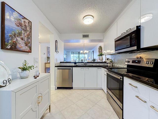 6219 Coral Lake Drive 207, Margate, FL 33063