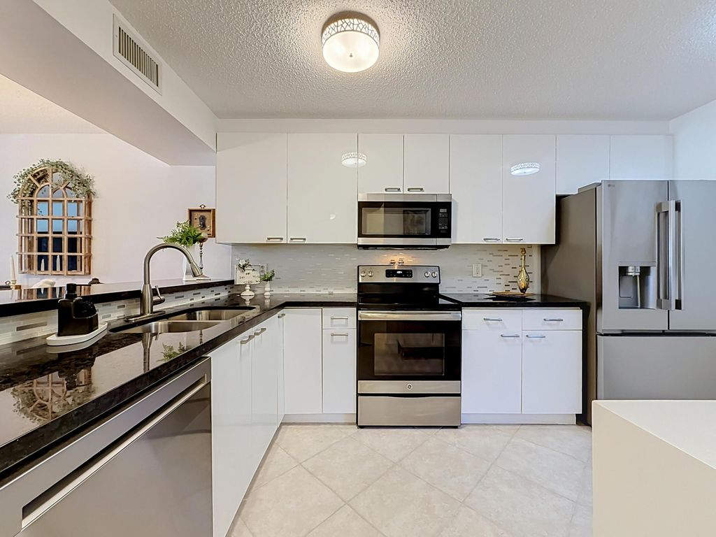 6219 Coral Lake Drive 207, Margate, FL 33063