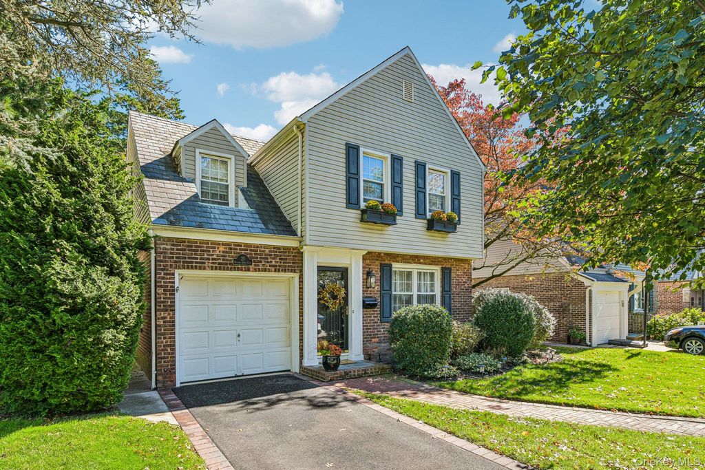 20 Revere Drive E, Floral Park, NY 11001 — photo 2