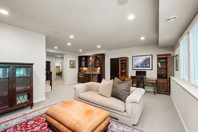15 Queensland Lane N, Plymouth, MN 55447